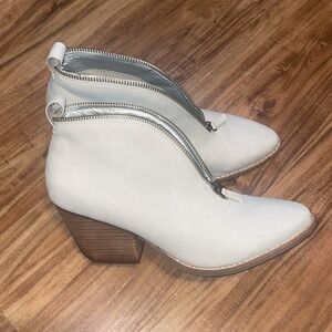 Coconuts by Matisse women’s 9.5 boots ankle booties beige off white  zipper 3”